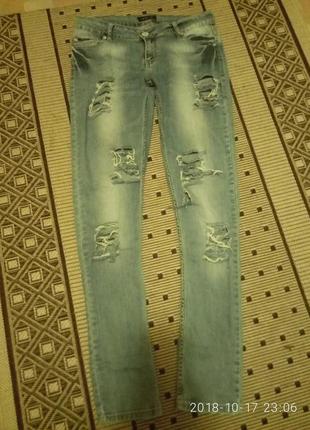 Джинсы с дырками рваные john richmond