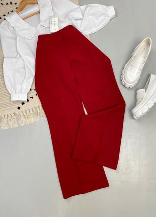 Женские классические брюки petite бордового цвета с разрезами1 фото