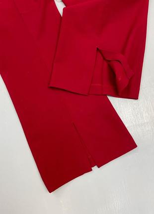Женские классические брюки petite бордового цвета с разрезами10 фото