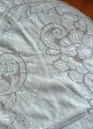 Кругла мереживна скатертина ручної роботи