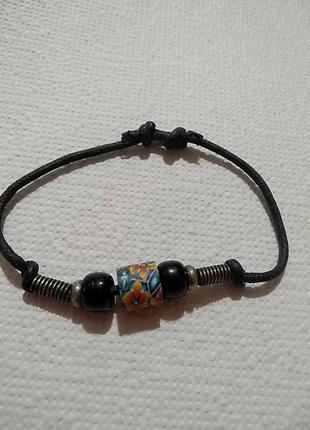 Браслет. шнур, бусины из пластика и металла.