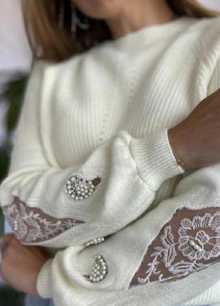 Светр машина в'язка з вишивкою та бусинами на рукавах
