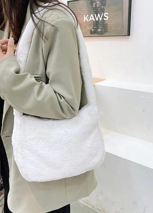 Біла хутряна сумочка
