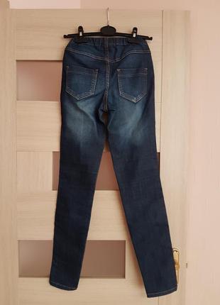 Крутые джинсы скини на резинке со вставками под кожу.4 фото