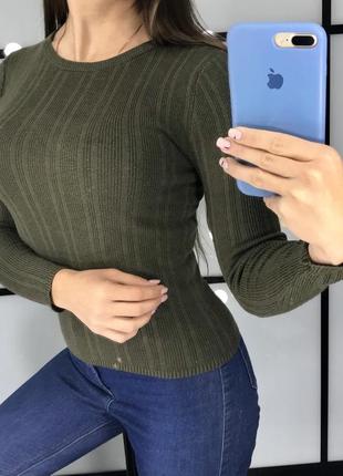 Базовый фактурный зелёный оливковый гольф в рубчик / хакки свитер в рубчик