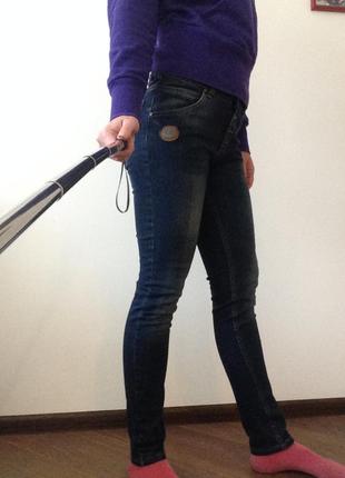 Темно-сині джинси з потертостями