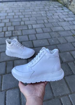Теплі жіночі кросівки,спортивні черевики на зиму шкіряні білі зимові (зима 2022-2023) для жінок,стильні,зручні,комфортні