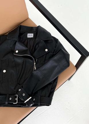 Укороченная куртка-косуха из кожзама в чёрном цвете оверсайз