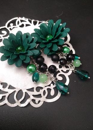 Зелені сережки з квітами та натуральними камнями