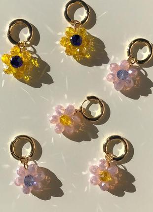 Серьги кольца с подвесками цветочками3 фото