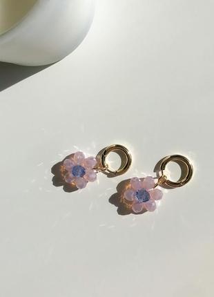 Серьги кольца с подвесками цветочками1 фото