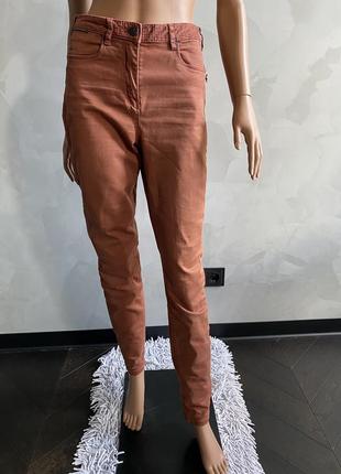 Коралові джинси на високій посадці