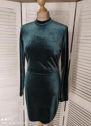 Чудова сукня з відкритою спинкою глибокого смарагдового кольору