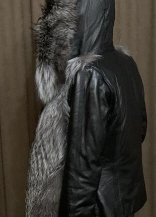 Шкіряна куртка з чорно-буркою4 фото