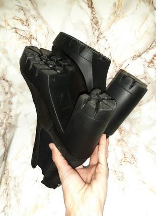 Чорні замшеві демі черевики на широких підборах10 фото