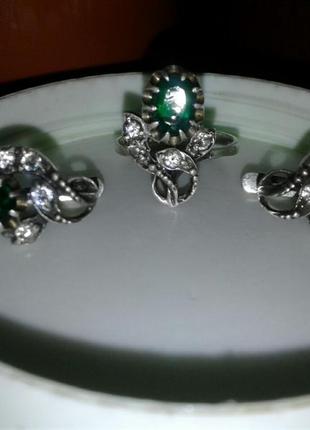 Серебрянный набор цветок, кольцо и серьги, с зелеными вставками2 фото