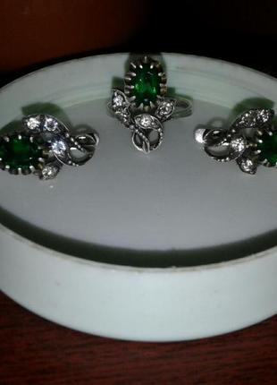 Серебрянный набор цветок, кольцо и серьги, с зелеными вставками3 фото