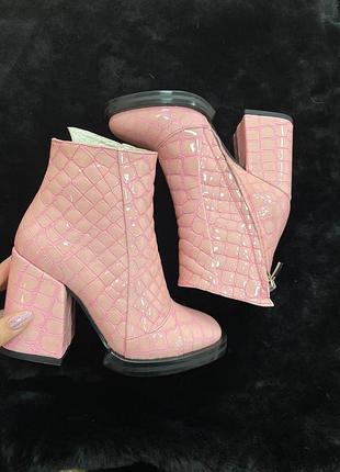 Нежные ботинки с уникальной кожи с тиснением