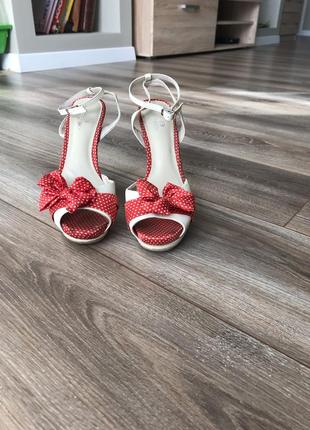 Кожаные босоножки на высоком каблуке braska 37 24 см