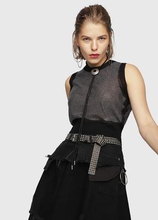 Топ diesel чорного кольору, оздоблений металевими стразами.