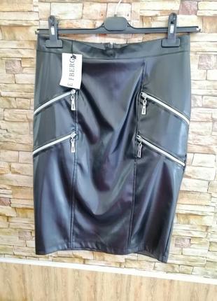 Спідниця екошкіра з декоративними замочками розмір на бирці вказаний 44 талія 78 см тягнеться на 86