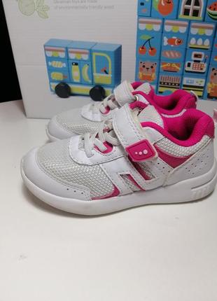 Чудові дитячі кросівки на дівчинку