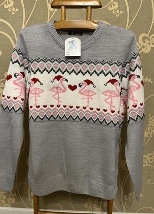 Очень красивый и стильный брендовый свитер.