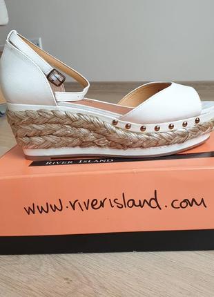 Босоніжки на танкетці river island1 фото