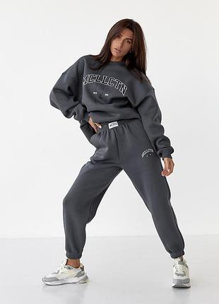 Утеплений спортивний костюм із принтом mcllctn