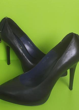 Кожаные тёмно-синие туфли на шпильке, 38