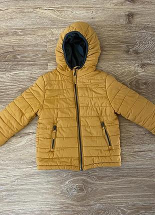 Класна, курточка, як на хлопчика підійде, так і на дівчинку, універсальна, кольору горчиці👌