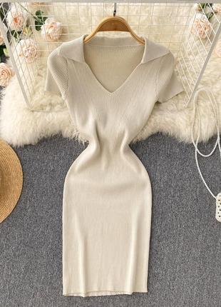Обтисле мініплаття з коротким рукавом і v-подібним вирізом трикотажне жіноче плаття в рубчик (беж)