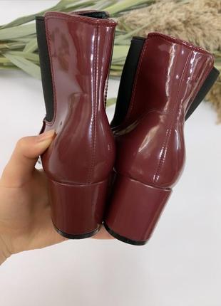 Ботильйони на низьких підборах чоботи лакові бордові вишневі короткі на резинці6 фото