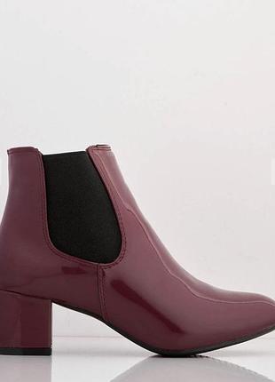 Ботильйони на низьких підборах чоботи лакові бордові вишневі короткі на резинці