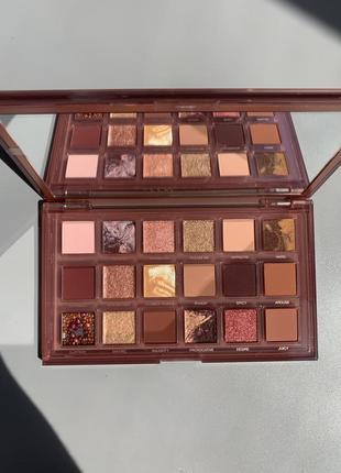 Палетка тіней від huda beauty naughty nude eyeshadow palette