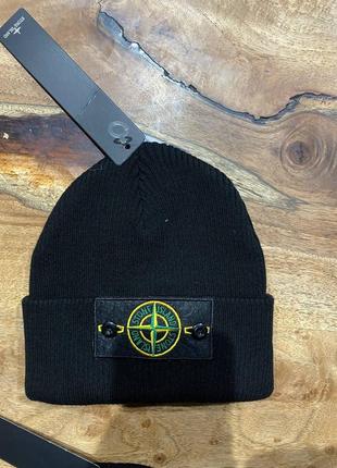 Шапка stone island черная с патчем