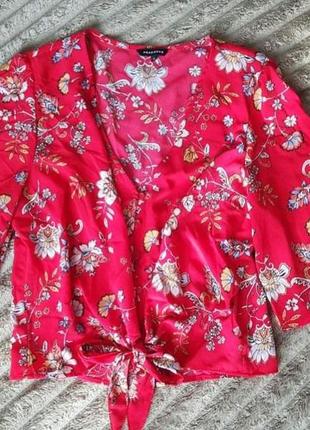 Блузка яркая