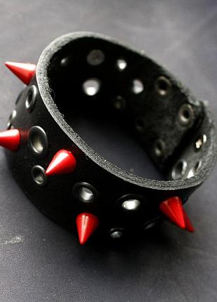 Кожаный браслет с шипами