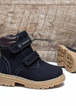 Класичні чорні зимові черевики для хлопчиків.