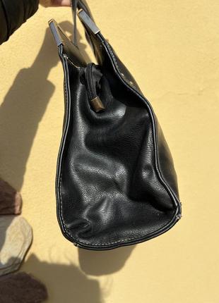 Чорна з золотими елементами сумочка. класична сумочка3 фото