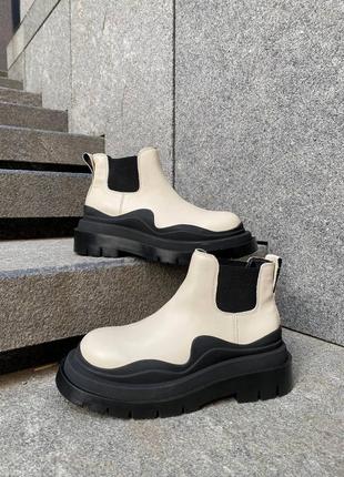 Прекрасные женские ботинки bottega veneta low black/beige premium молочные1 фото