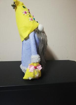 Милый скандинавский гном. символ богатства удачи.