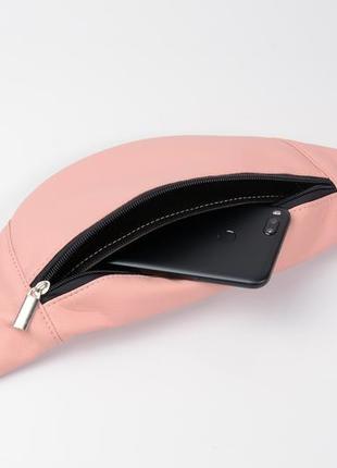 Нежно розовая бананка женская сумка на пояс пудровая экокожа3 фото