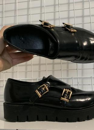 Туфлі фірмові на товстій ребристій підошві