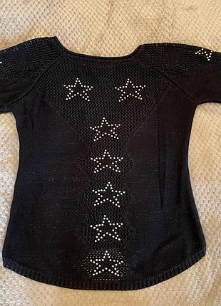 Чорний светр із зірками на спинці