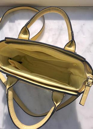 Нарядная желтая сумочка с короткими ручками и с длинным ремнем4 фото