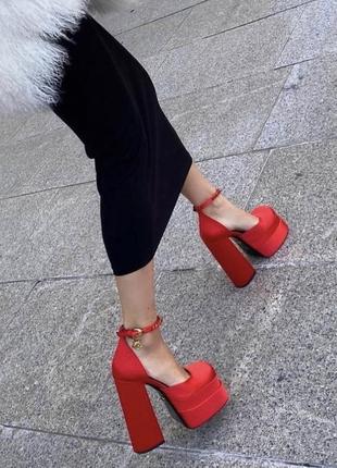 Туфлі червоні атласні в стилі versace версаче