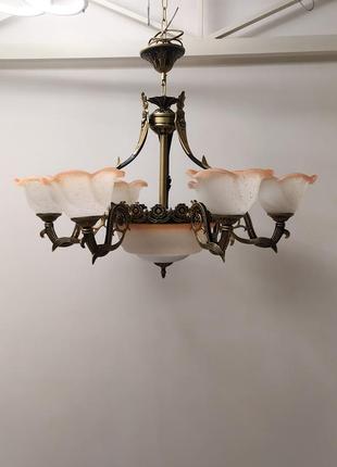 Крупная люстра в классическом стиле