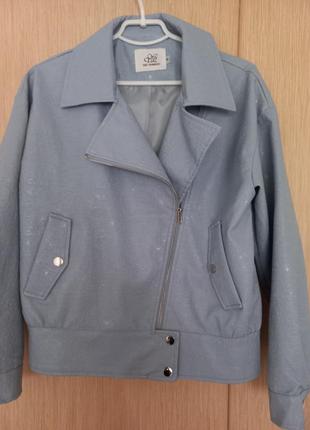 Куртка женская из мягкой  экокожи красивого голубого цвета, ярче, чем на фото.