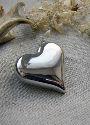 Елегантна брошка залiзне серце у формi серця. колiр срiбло